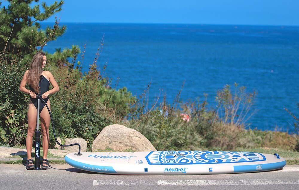 Deska SUP FUNWATER SUPFW05B Niebiesko-biały, stabilność, manewrowanie, stateczniki, kontrola, Rodzina z dzieckiem stoi przy desce SUP na plaży.