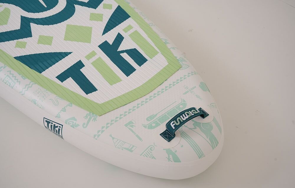 Deska SUP FUNWATER SUPFW05D Zielony, uniwersalna, deska, rekreacja, jezioro, Zbliżenie na przedni uchwyt i wzory na desce SUP.
