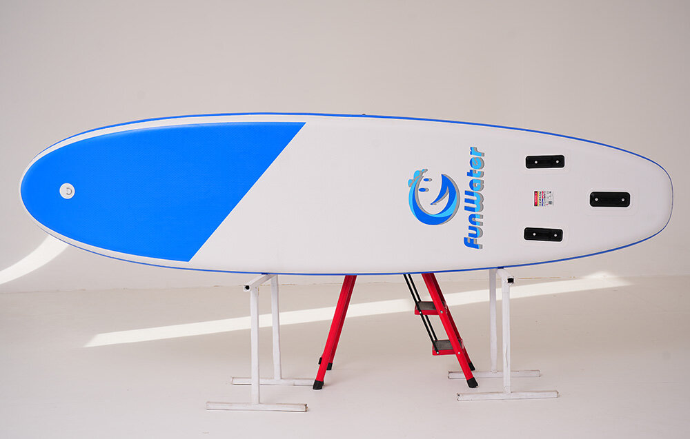 Deska SUP FUNWATER SUPFW01A Niebieski, deska, SUP, rekreacja, uniwersalna, Biało-niebieska deska SUP na stojakach.