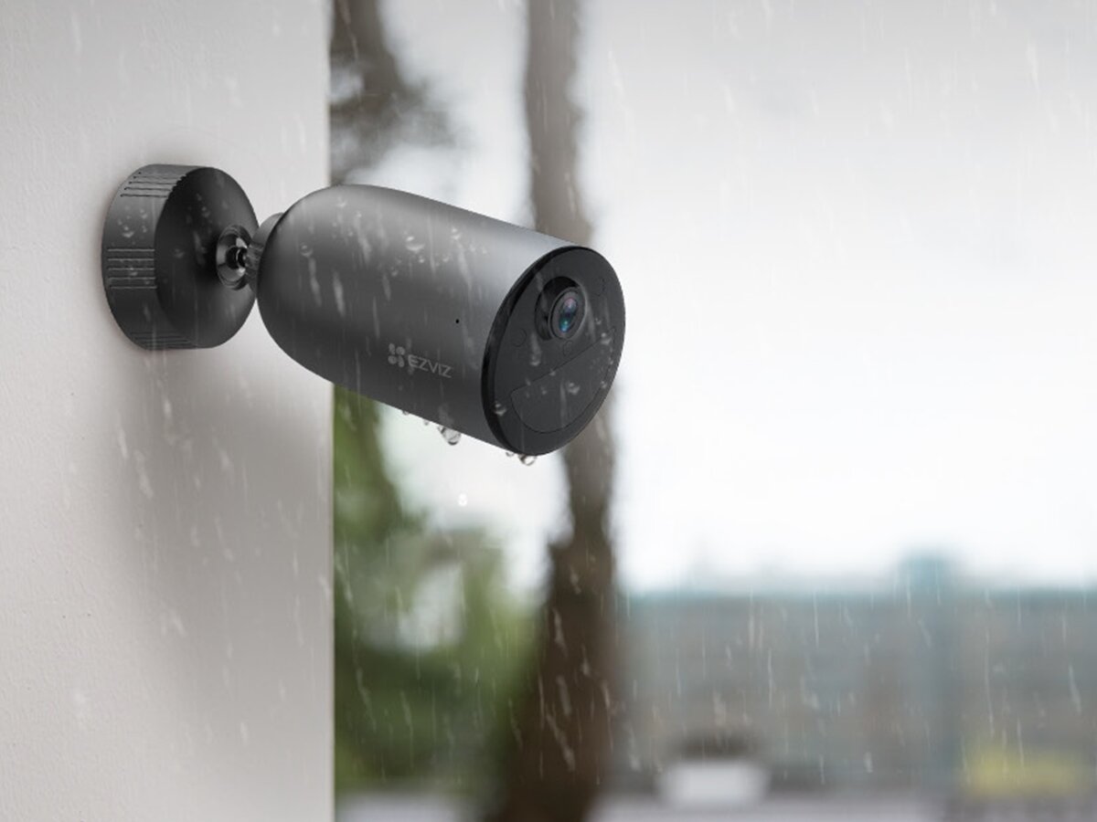 Kamera EZVIZ EB3 Zewnętrzna, 4G LTE + Panel solarny, odporność, konstrukcja, rok, warunki, Kamera EZVIZ EB3 4G zamontowana na ścianie, pokryta kroplami deszczu podczas ulewy