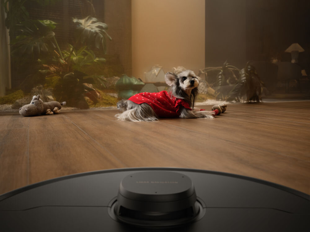 Robot sprzątający DREAME L40S Pro Ultra Czarny pov robota widoczny piesek leżący obok zabawej algorytmy AI omijanie przeszkód śledzenie trasy robota sprawdzanie co ze zwierzakiem