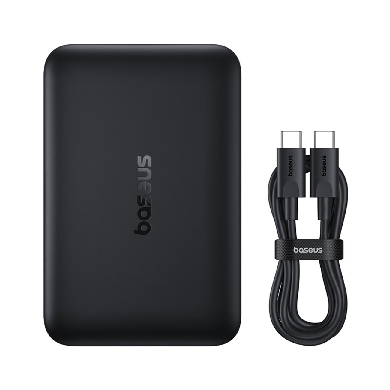 Na obrazie widoczny jest czarny power bank z logo \'baseus\' oraz czarny kabel USB-C z dwoma wtyczkami, również z logo \'baseus\'.