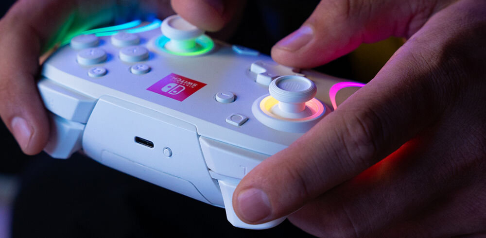 Kontroler PDP Afterglow Wave Nintendo Switch/Nintendo Switch Oled Biały prezentacja pada podczas grania bezprzewodowy zasięg do 9 metrów swoboda ruchu komfort grania wygoda etetyka