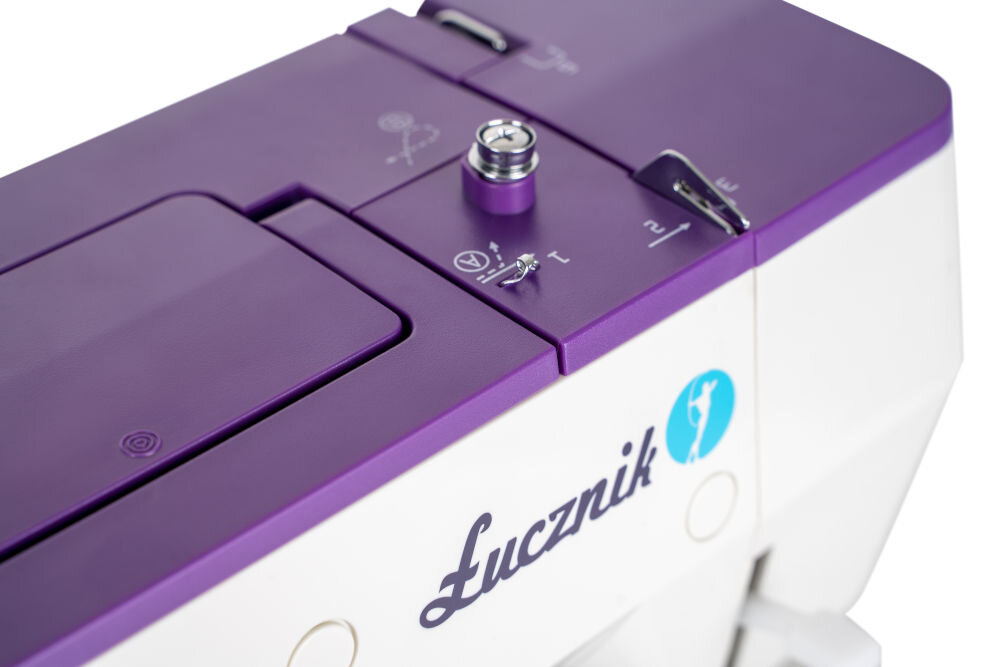 Maszyna do szycia ŁUCZNIK Teresa automatyczne 1-stopniowe obszywanie dziurek an guziki wbudowany automatyczny nawlekacz nici szybsze prostsze szycie graficzne insterukcje na obudowie prawidłowe nawlekanie maszyny wbudowany obcinacz nici zwiększona wygoda użytkowania 