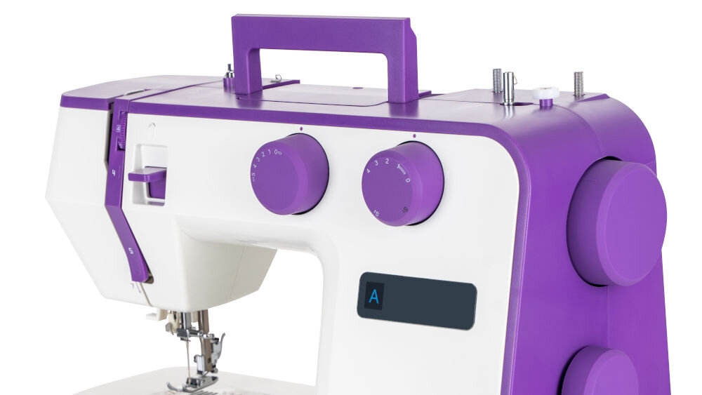 Maszyna do szycia ŁUCZNIK Teresa wysokie podnoszenie stopki grube materiały kilka warstw materiału funkcja szycia wstecznego wzmocnienie zakończeń ściegów wolne ramię duża powierzchnia zwiększona swoboda ruchów ułatwienie obszywanie rękawów nogawek kołnierzyków jasne energooszczędne oświetlenie LED poprawa widoczności komfort łatwe przenoszenie rączka 