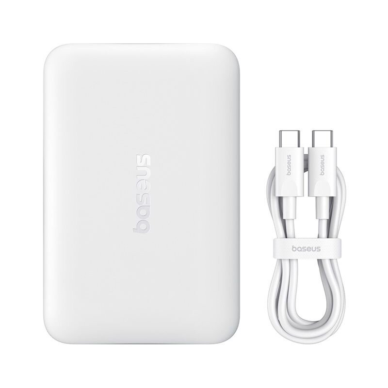 Na obrazie widoczny jest biały powerbank z logo \'Baseus\' oraz biały kabel USB-C z dwoma wtyczkami, również z logo \'Baseus\'.