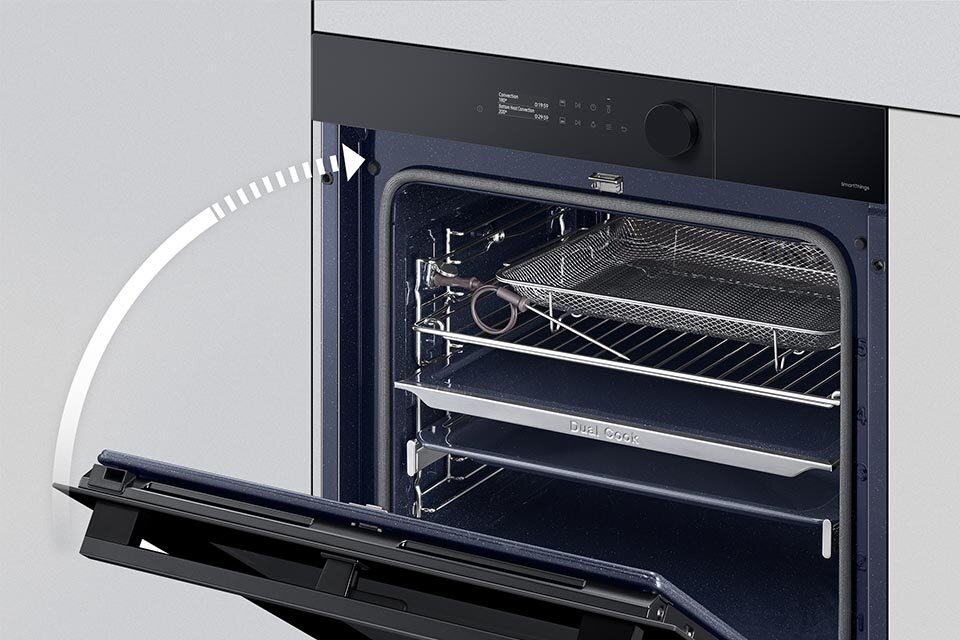 Zdjęcie z naniesioną grafiką informującą, że drzwi na końcowym odcinku zwalniają domykanie, by było ciche i delikatne