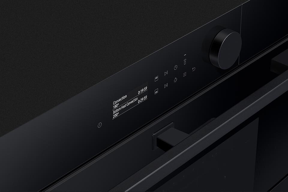 Zbliżenie na minimalistyczny panel sterowania piekarnika 