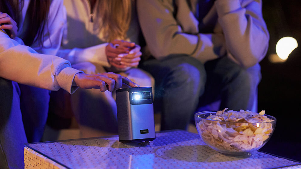 Projektor OVERMAX Multipic 8.1 HD - Kino w dowolnym miejscu, projektor stojący na stoliku