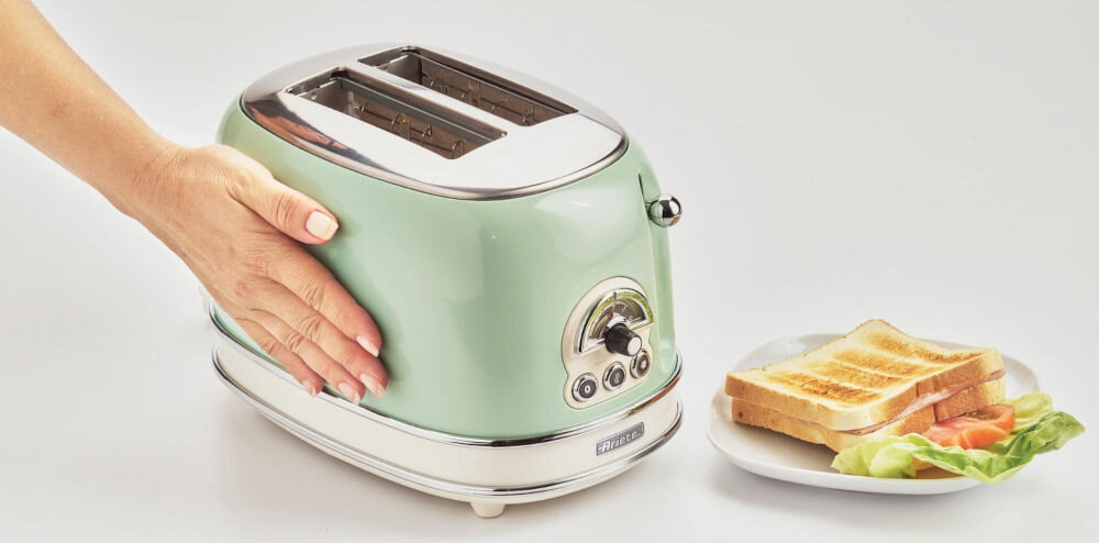 Toster ARIETE 155/04 Vintage toster ręka na tosterze tosty przypieczone z warzywami przyciski gałka funkcjonalność estetyka retro elegancki design komponuje się w każdej kuchni kompaktowe wymiary 30 x 19 x 20 cm pastelowe kolory z trwałego metalu trwałość nienagrzewająca się obudowa Cool Touch bezpieczeństwo użytkowania estetyka wygoda codziennego gotowania