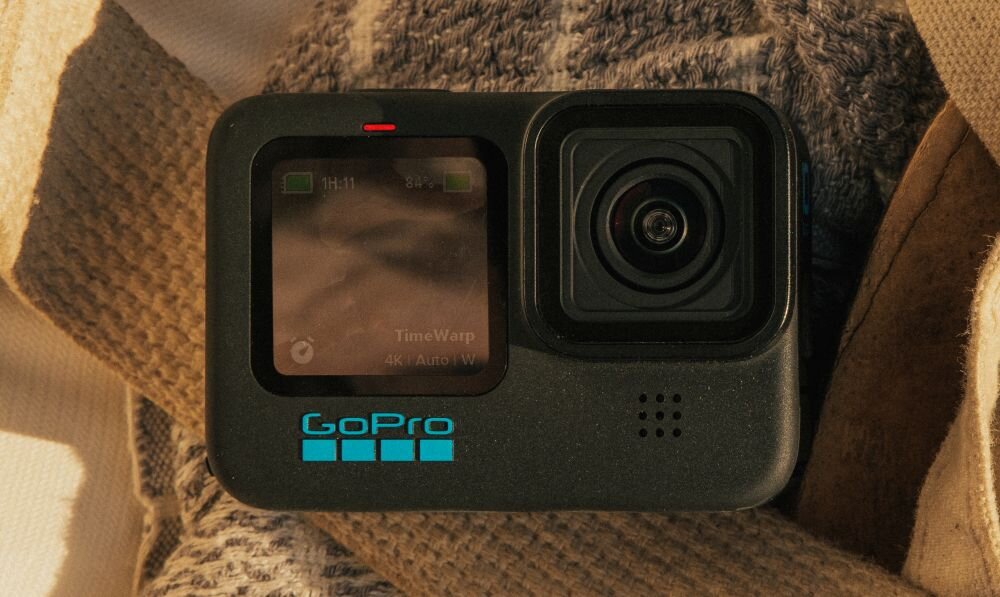 Kamera sportowa GOPRO HERO11  sport montaż nagrywanie stabilizacja montaż edycja filtry ostrość śledzenie tryby bateria akumulator zasilanie ładowanie rozdzielczość filmy obudowa odporność wielkość łączność sterowanie 