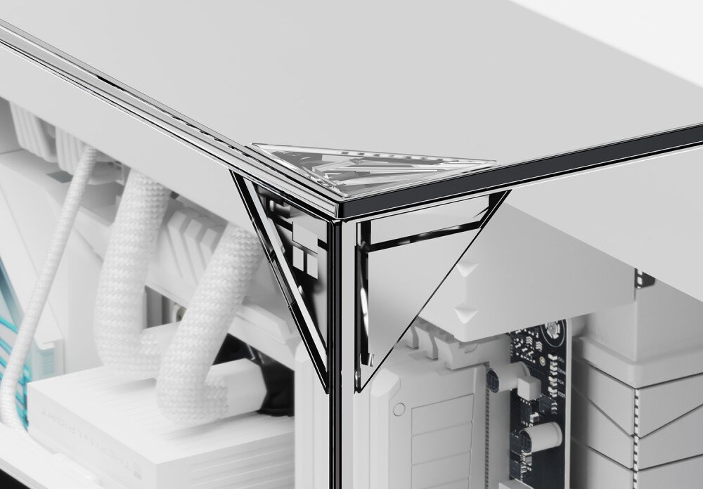 Obudowa THERMALRIGHT A70 ARGB Zbliżenie na górny narożnik obudowy pokazujące bezsłupkowe łączenie szklanych paneli, na rogu znajduje się trójkątny element wykończeniowy ze złotym logo, a w głębi widać fragmenty wewnętrznych komponentów i rurki chłodzenia wodnego