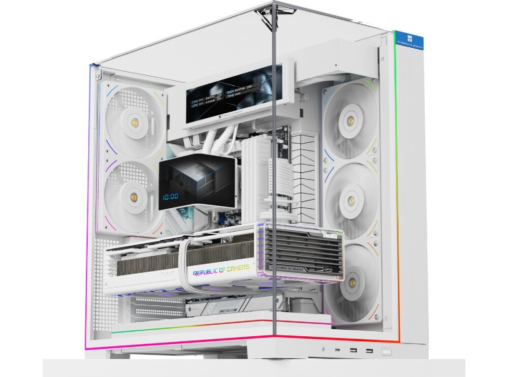 Obudowa THERMALRIGHT A70 złożona obudowa komputerowa ze szklanym panelem bocznym, przednim i górnym, z widocznymi wewnątrz podzespołami takimi jak karta graficzna i podświetlane wentylatory, na tle ciemnego geometrycznego wzoru