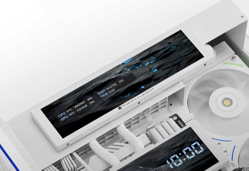 Obudowa THERMALRIGHT A70 Vision ARGB zbliżenie na podłużny ekran zamontowany wewnątrz obudowy komputerowej, wyświetlający parametry pracy procesora i karty graficznej na tle animacji ze złotym płynem