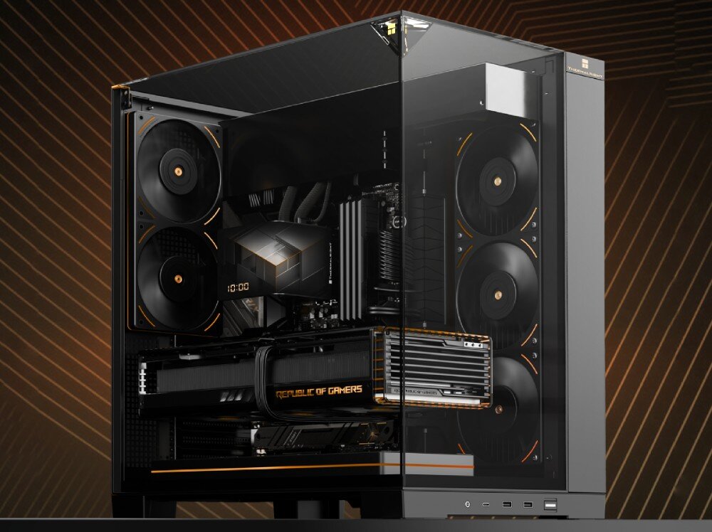 Obudowa THERMALRIGHT A70 Fan złożona czarna obudowa komputerowa ze szklanym panelem bocznym, przednim i górnym, z widocznymi wewnątrz podzespołami takimi jak karta graficzna i podświetlane wentylatory, na tle ciemnego geometrycznego wzoru