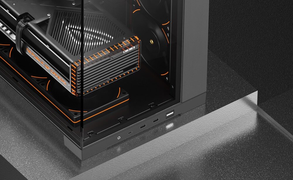 Obudowa THERMALRIGHT A70 Fan zbliżenie na dolną krawędź zmontowanej obudowy komputerowej z panelem zawierającym złącze audio i trzy porty USB oraz widoczną przez szybę masywną kartą graficzną umieszczoną tuż nad dolnymi wentylatorami