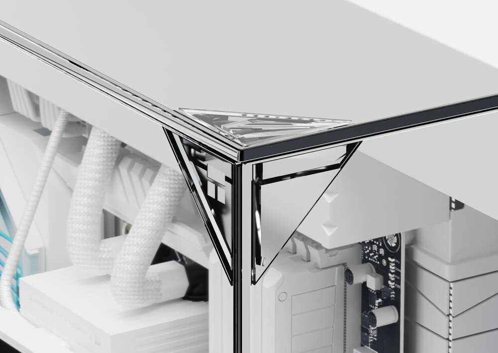 Obudowa THERMALRIGHT A70 Fan zbliżenie na górny narożnik obudowy komputerowej w miejscu łączenia się szklanych paneli, pod którymi znajduje się małe złote logo producenta