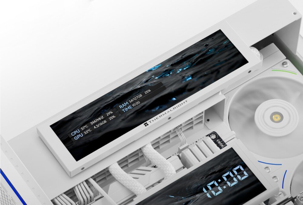 Obudowa THERMALRIGHT A70 Vision ARGB Fan zbliżenie na podłużny ekran zamontowany wewnątrz obudowy komputerowej, wyświetlający parametry pracy procesora i karty graficznej na tle animacji ze złotym płynem