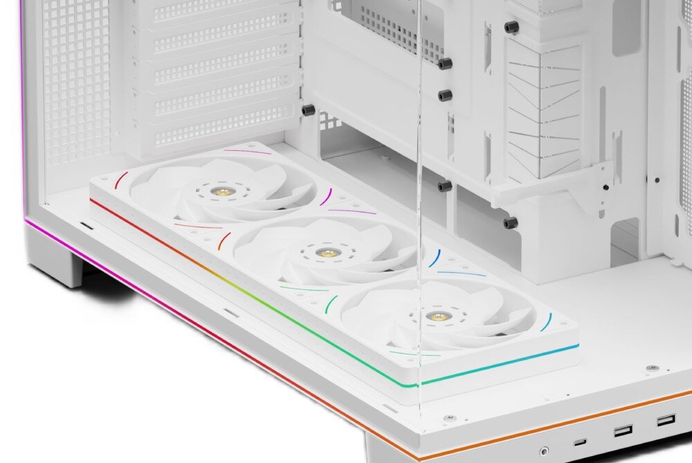 Obudowa THERMALRIGHT A70 Vision ARGB Fan zbliżenie na trzy wentylatory chłodzące zamontowane na dolnej płycie wewnątrz obudowy komputerowej, ozdobione na krawędziach paskami z kolorowym podświetleniem