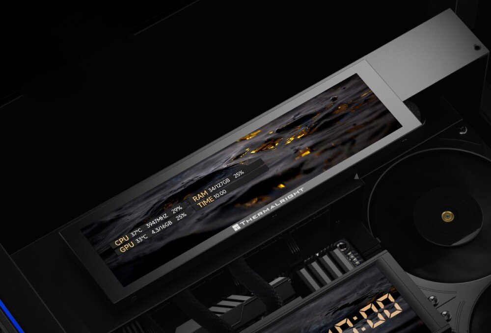 Obudowa THERMALRIGHT A70 Vision ARGB Fan zbliżenie na podłużny ekran zamontowany wewnątrz obudowy komputerowej, wyświetlający parametry pracy procesora i karty graficznej na tle animacji ze złotym płynem