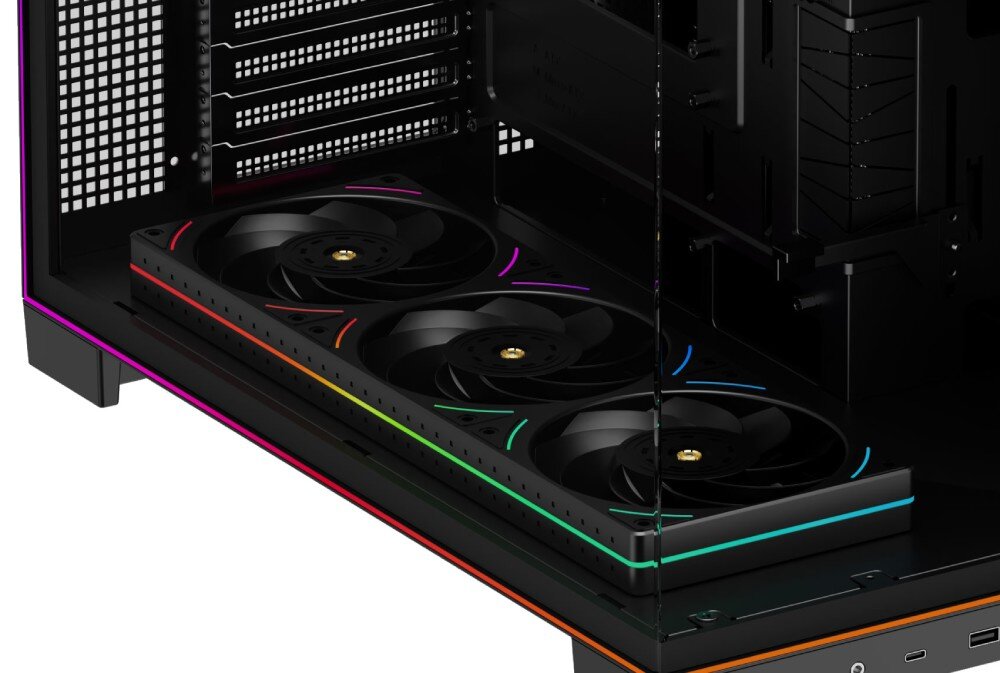 Obudowa THERMALRIGHT A70 Vision ARGB Fan zbliżenie na trzy czarne wentylatory chłodzące zamontowane na dolnej płycie wewnątrz obudowy komputerowej, ozdobione na krawędziach paskami z kolorowym podświetleniem