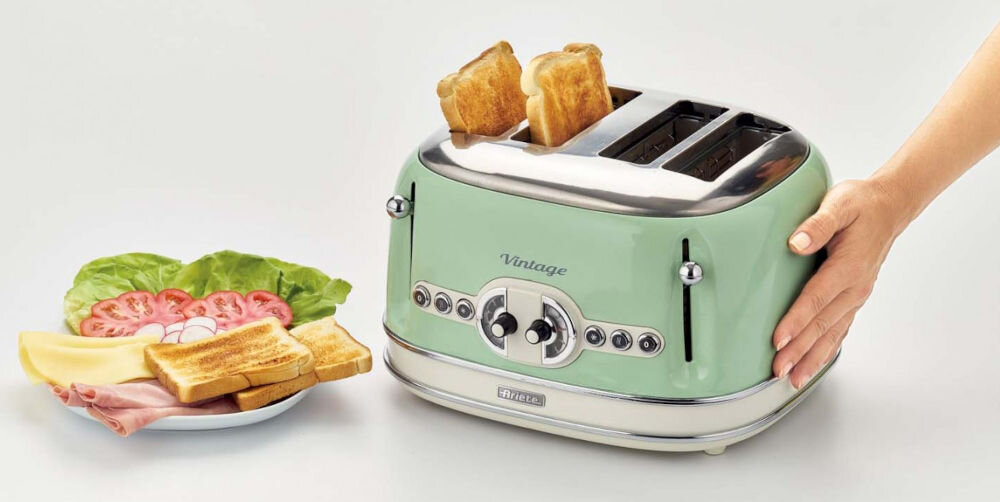 Toster ARIETE 156/04 Vintage toster ręka na tosterze tosty przypieczone z warzywami na talerzu przyciski gałka funkcjonalność estetyka retro elegancki design komponuje się w każdej kuchni kompaktowe wymiary 30 x 19 x 20 cm pastelowe kolory z trwałego metalu trwałość nienagrzewająca się obudowa Cool Touch bezpieczeństwo użytkowania estetyka wygoda codziennego gotowania