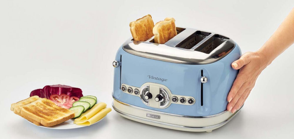 Toster ARIETE 156/05 Vintage toster ręka na tosterze tosty przypieczone z warzywami na talerzu przyciski gałka funkcjonalność estetyka retro elegancki design komponuje się w każdej kuchni kompaktowe wymiary 30 x 19 x 20 cm pastelowe kolory z trwałego metalu trwałość nienagrzewająca się obudowa Cool Touch bezpieczeństwo użytkowania estetyka wygoda codziennego gotowania