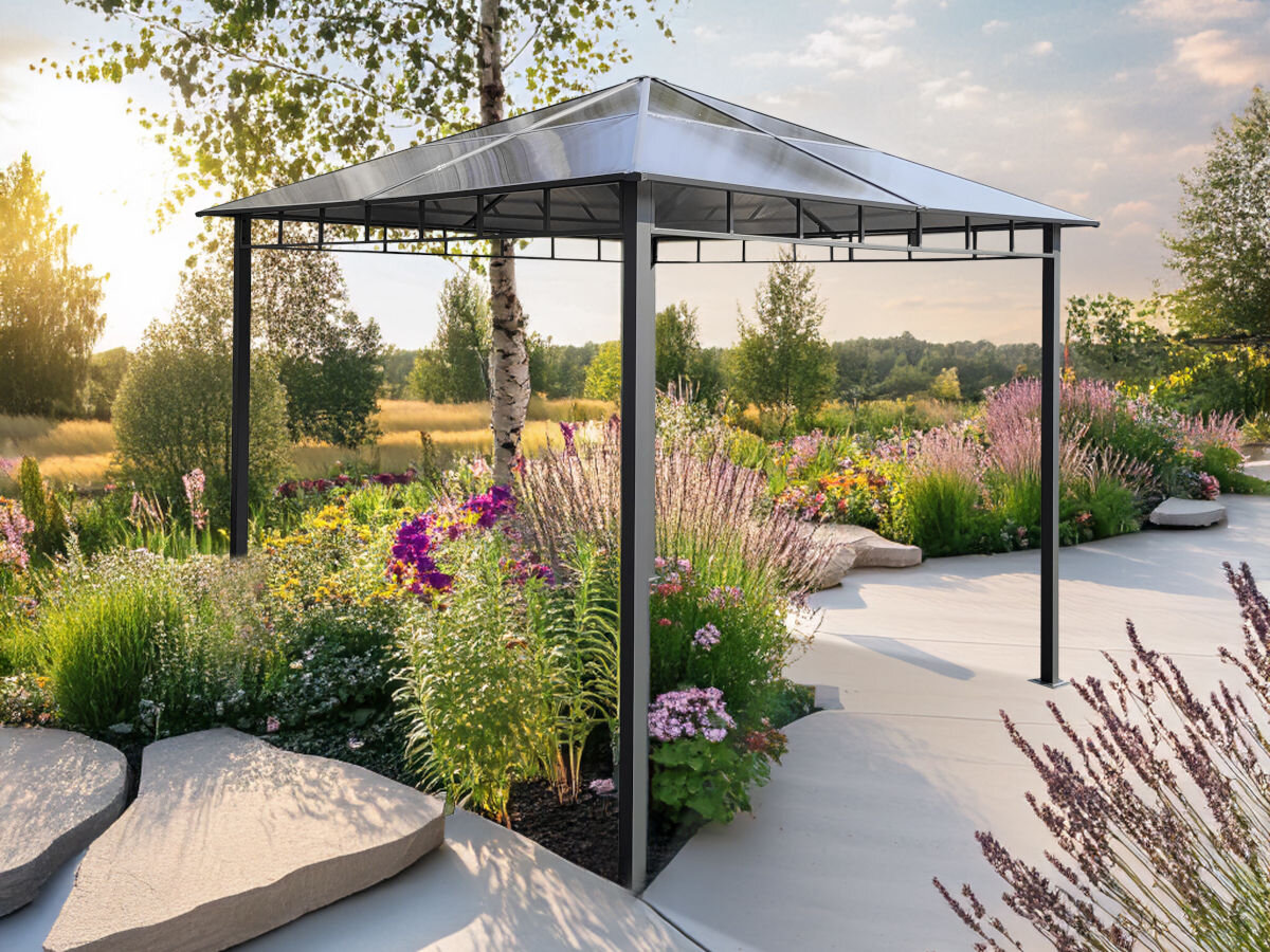 Pawilon ogrodowy MIRPOL Dari 60517A1, ogród, cień, relaks, zadaszenie, w tle ogród na pierwszym planie rozstawiony w pełno pawilon dari wśród zielini i kwiatów
