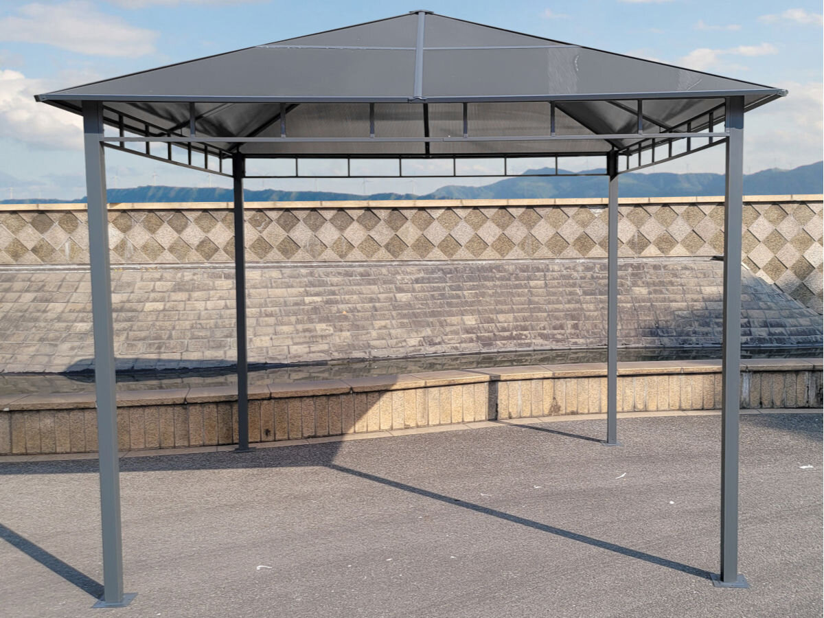 Pawilon ogrodowy MIRPOL Dari 60517A1, kolor, elegancja, geometryczne, forma, pawilon stoi w pełni rozłożony w tle kamienny płot oraz morski klimat