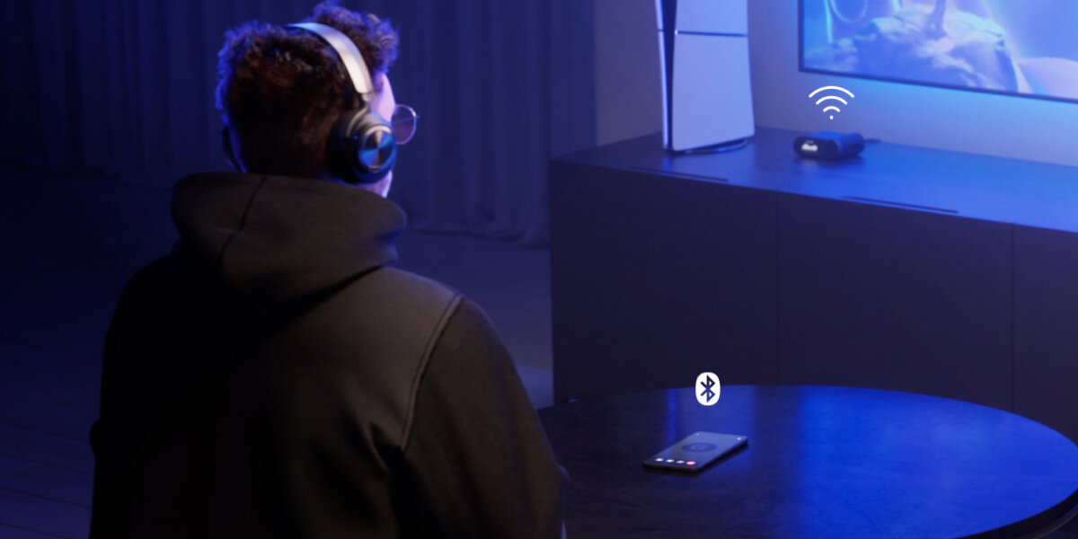 Słuchawki STEELSERIES Arctis Nova Pro Wireless funkcji Bluetooth kilku różnych urządzeń jednocześnie słuchać muzyki, odbierać połączenia rozmawiać na Discordzie, osoba z założonymi słuchawkami