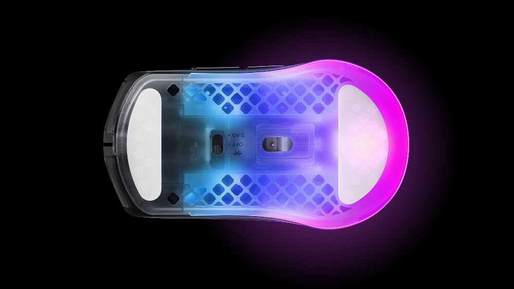 STEELSERIES Aerox 3 Ślizgacze wykonane w 100% z PTFE Funkcja ochrony rolki - mysz od spodu na ciemnym tle, widoczne ślizgacze