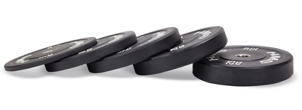 Obciążenie HMS BBR10 (10 kg) pięć obciążeń ułożonych na płasko leży jedno na drugim białe tło średnica zewnętrzna 450 mm i szerokość 46 mm waga 10 kg sprzyja bezpiecznemu rozwojowi siły i stopniowej adaptacji mięśni do codziennych treningów