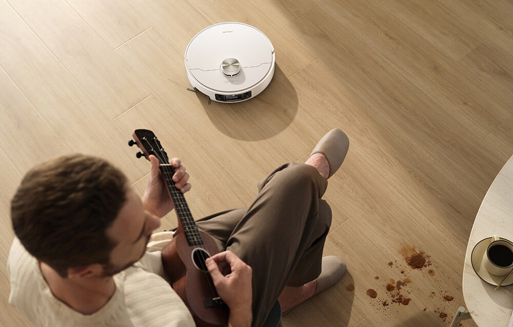 Robot sprzątający DREAME L50S Pro Ultra Biały zdjęcie lifestyle Mocne usuwanie zabrudzeń Technologia Vormax siłę ssania do 30 000 P  kurz, sierść i spore zabrudzenia z podłóg, jak i dywanów, także ze szczelin System HyperStream DuoBrush z dwiema szczotkami 