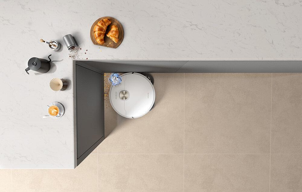 Robot sprzątający DREAME L50S Pro Ultra Biały zdjęcie lifestyle Dociera do krawędzi Technologia Dual Flex Arm Pady mogą wsunąć się do 40 mm pod meble