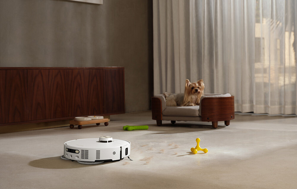 Robot sprzątający DREAME L50S Pro Ultra Biały zdjęcie lifestyle Sterowanie i funkcje smart Obsługa standardu Matter z popularnymi systemami smart home  asystent głosowy oraz aplikacja na Apple Watch  Funkcje dla właścicieli zwierząt