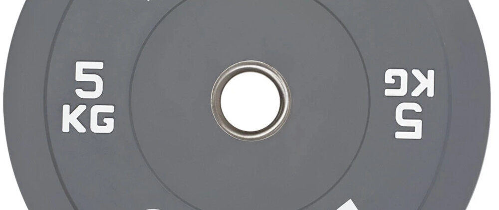 Obciążenie HMS CBR05 (5 kg) białe tło zbliżenie na oznaczenie wagi kalibrowane wagowo i wymiarowo w granicach od -0,5% do +0,5% rzeczywista masa pozostaje bardzo bliska deklarowanej wartości 5 kg większa kontrola i powtarzalność wyników bardziej świadomy rozwój siły lepsze monitorowanie postępów w treningu wyraźne oznaczenie masy na powierzchni