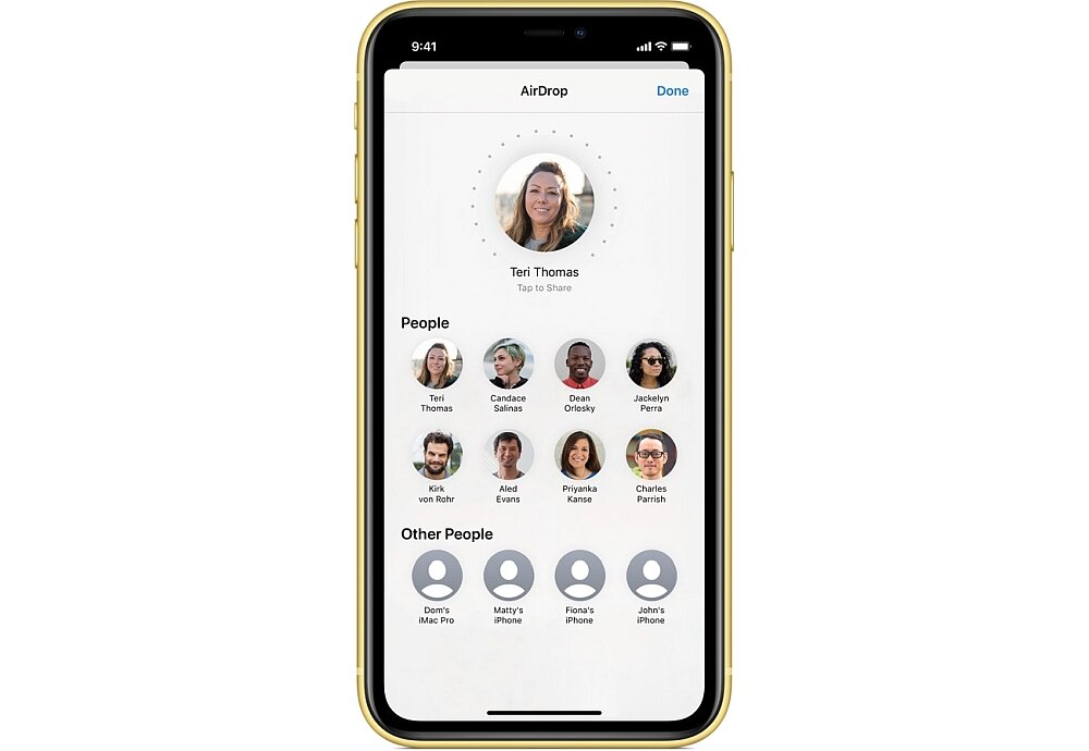 Smartfon z wyświetlonym ekranem funkcji AirDrop, na którym widoczne są zdjęcia profilowe i imiona osób oraz urządzenia dostępne do udostępnienia. Na górze ekranu widnieje napis \'AirDrop\' i przycisk \'Done\'.