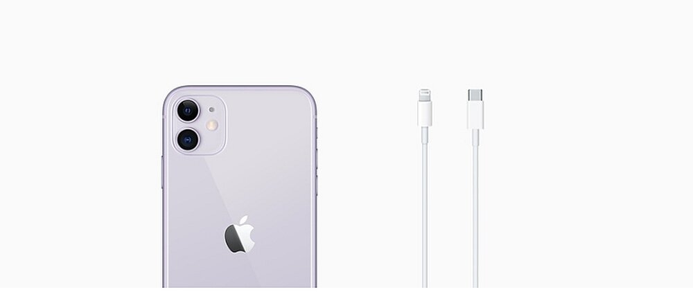 Na obrazie widoczny jest tył smartfona z logo w kształcie nadgryzionego jabłka oraz biały kabel z końcówkami Lightning i USB-C.