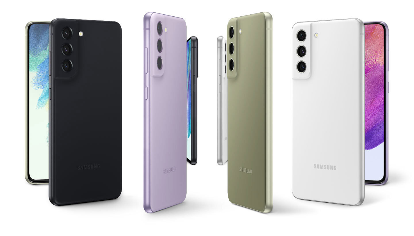 Na obrazie widoczne są cztery smartfony w różnych kolorach: czarnym, fioletowym, zielonym i białym. Każdy z nich ma trzy obiektywy aparatu z tyłu oraz logo \'SAMSUNG\'.