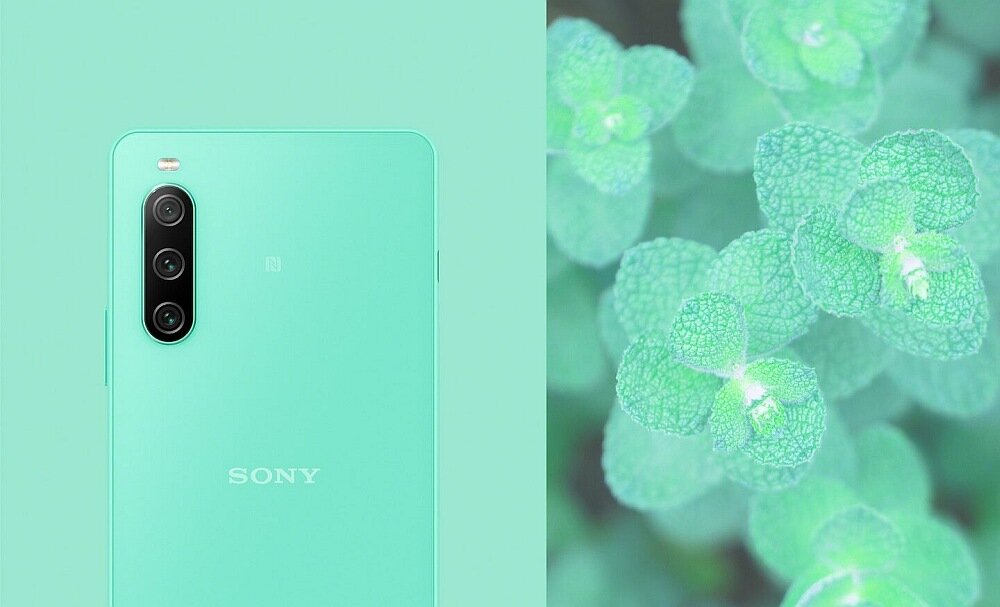 Obraz przedstawia tylną część zielonego smartfona z trzema aparatami i logo SONY. Obok znajduje się zbliżenie na zielone liście rośliny.