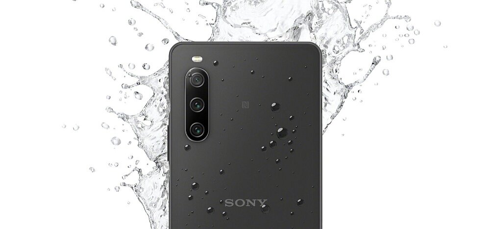 Czarny smartfon z trzema obiektywami aparatu na tylnej obudowie, z widocznymi kroplami wody i logo SONY.