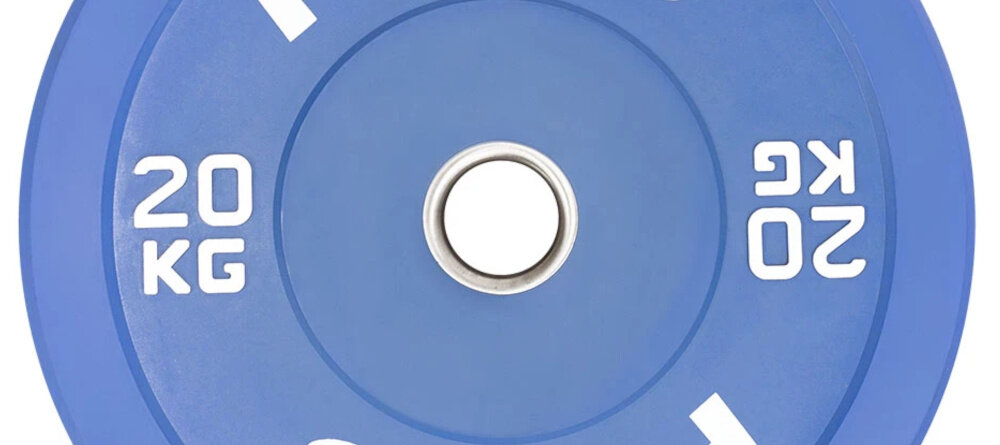 Obciążenie HMS CBR20 (20 kg) białe tło zbliżenie na oznaczenie wagi kalibrowane wagowo i wymiarowo w granicach od -0,5% do +0,5% rzeczywista masa pozostaje bardzo bliska deklarowanej wartości 20 kg większa kontrola i powtarzalność wyników bardziej świadomy rozwój siły lepsze monitorowanie postępów w treningu wyraźne oznaczenie masy na powierzchni