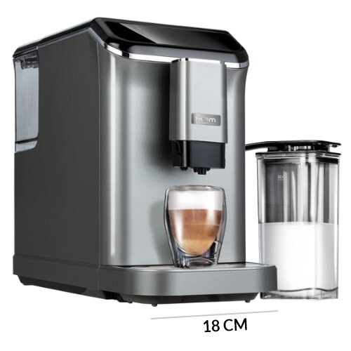 Srebrny ekspres do kawy z przezroczystym pojemnikiem na mleko obok, na tacy stoi szklanka z kawą. Na ekspresie widoczne jest logo \'MPM\', a pod nim napis \'18 CM\'.