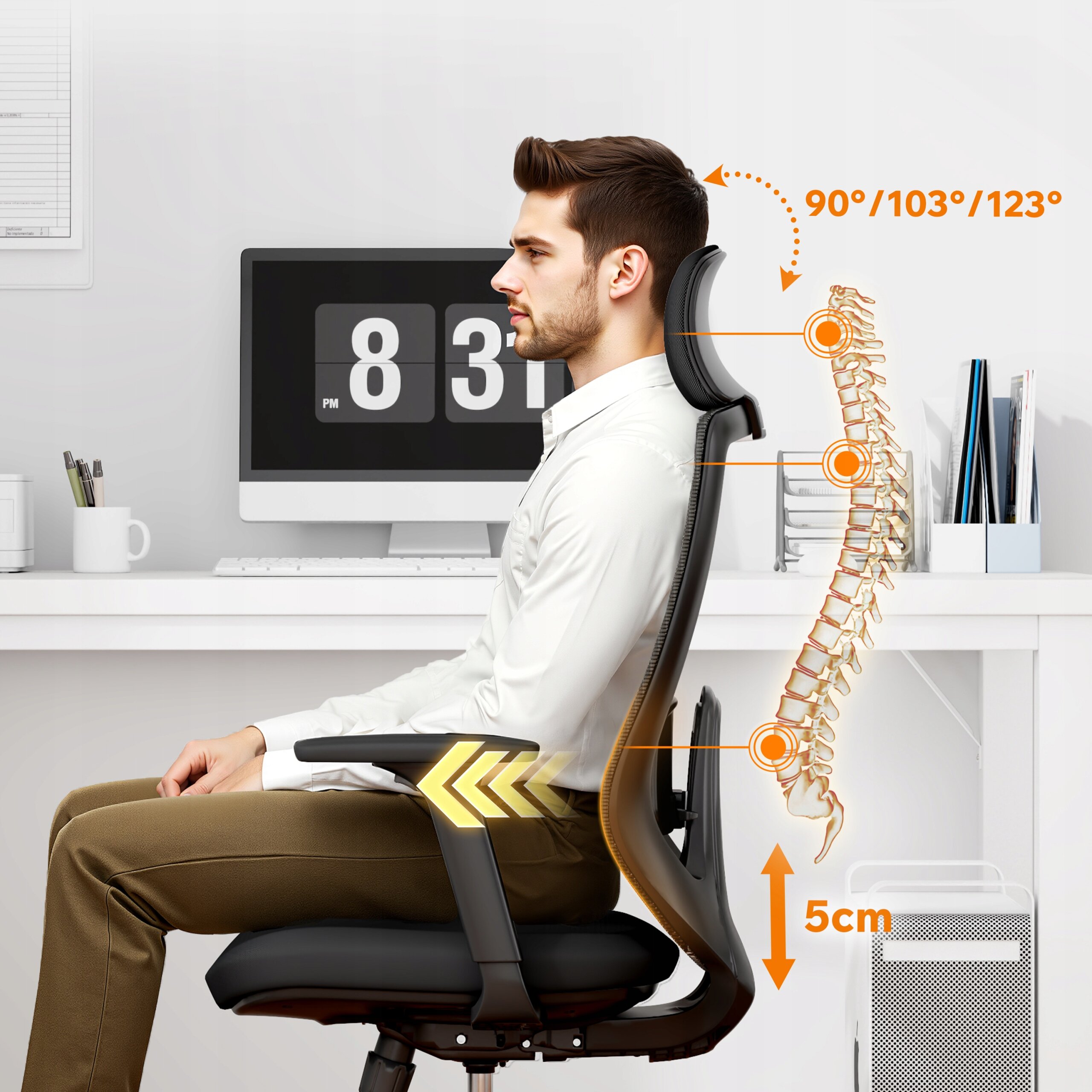 Mężczyzna siedzi na czarnym ergonomicznym fotelu biurowym przy biurku, z wizualizacją kręgosłupa i kątów nachylenia oparcia 90°/103°/123°. Na biurku znajduje się zegar pokazujący godzinę 8:31 PM oraz kilka przedmiotów biurowych.