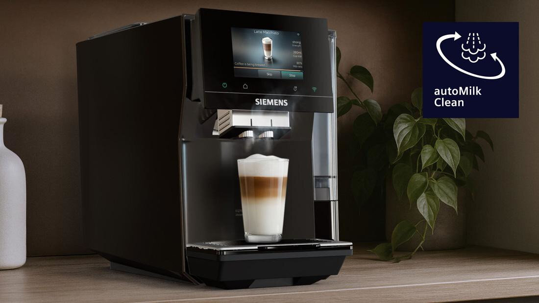 Ekspres SIEMENS EQ.700 TP723E09 Automatyczne czyszczenie system autoMilk Clean czyszczenie systemu spieniania higiena prezentacja ekspresu zdjęcie lifestyle ukos