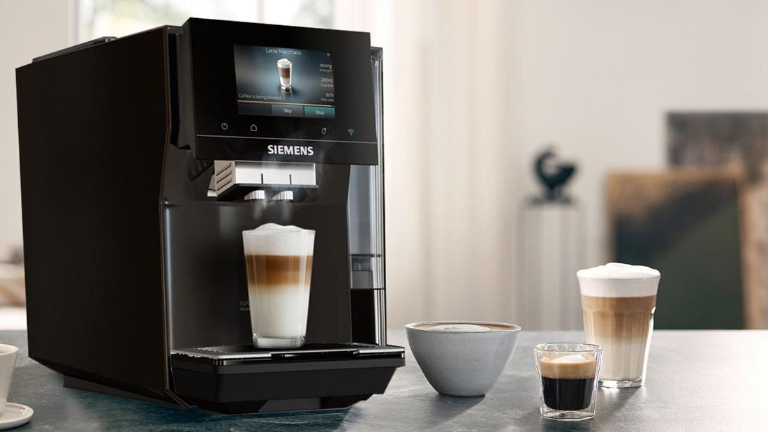 Ekspres SIEMENS EQ.700 TP723E09 za dotknięciem przycisku latte macchiato, kremowe cappuccino czy ekstra mocne espresso funkcji oneTouch  System automatycznie przygotowuje zarówno kawę, jak i mleczne specjały  upodobania zdjęcie lifestyle kawy