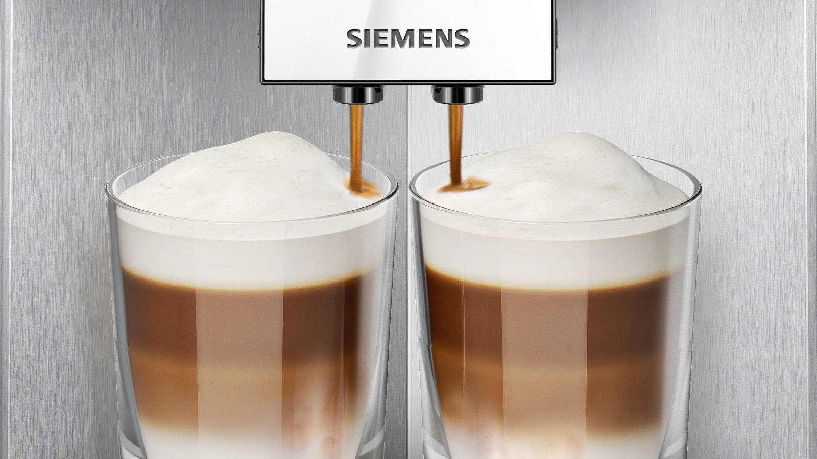 Ekspres SIEMENS EQ.700 TP723E09 Jedna kawa lub dwie latte macchiato, kremowe cappuccino czy mocne espresso funkcja oneTouch DoubleCup przygotowanie dwóch kawowych przyjemności Funkcja oneTouch DoubleCup prezentacja dwóch kaw zdjęcie lifestyle