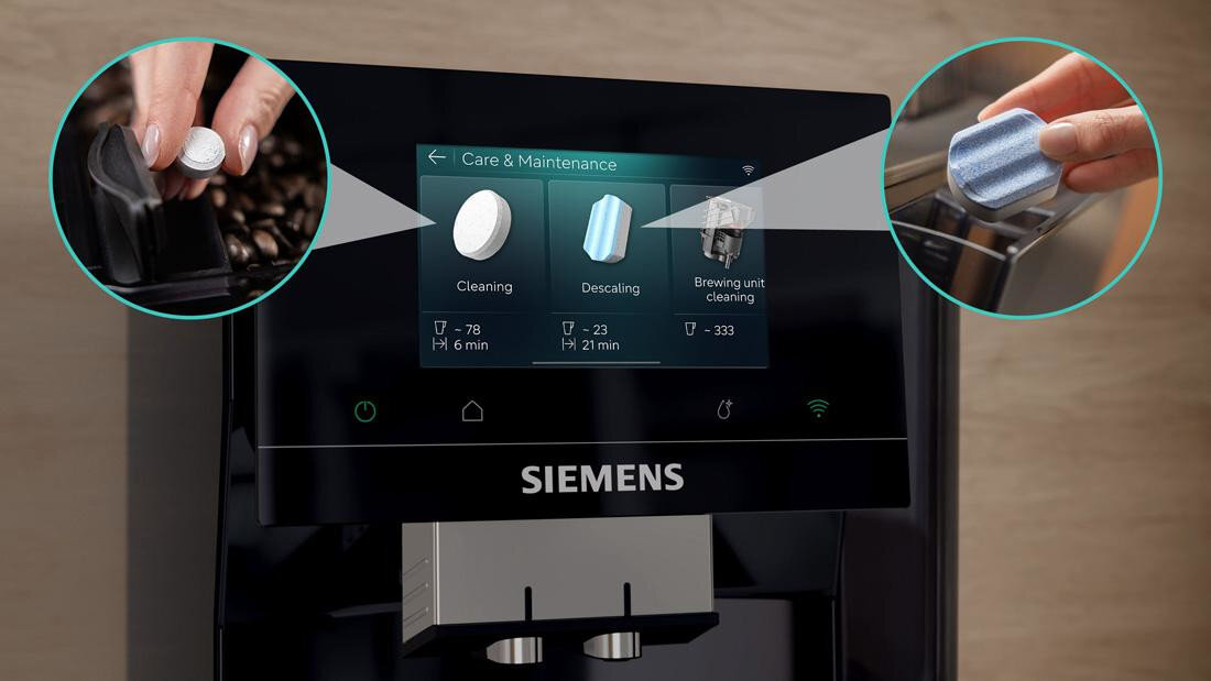 Ekspres SIEMENS EQ.700 TP723E09 Automatyczny system calc'nClean  czyszczenie i odkamienianie w jednym prostym cyklu prezentacja tabletek do czyszczenia i odkamieniania zdjęcie lifestyle