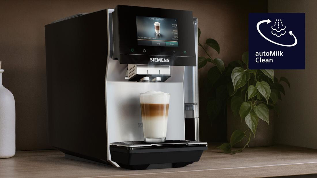 Ekspres SIEMENS EQ.700 TP725EM7  Automatyczne czyszczenie system autoMilk Clean czyszczenie systemu spieniania higiena prezentacja ekspresu zdjęcie lifestyle ukos