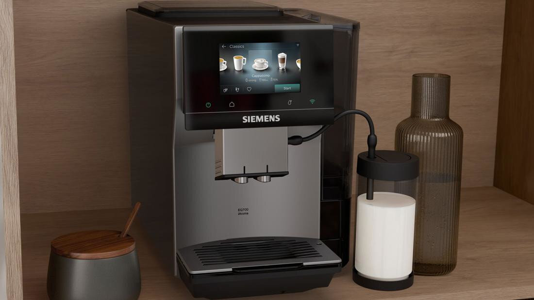 Ekspres SIEMENS EQ.700 TP725EM7  za dotknięciem przycisku latte macchiato, kremowe cappuccino czy ekstra mocne espresso funkcji oneTouch  System automatycznie przygotowuje zarówno kawę, jak i mleczne specjały  upodobania zdjęcie lifestyle kawy
